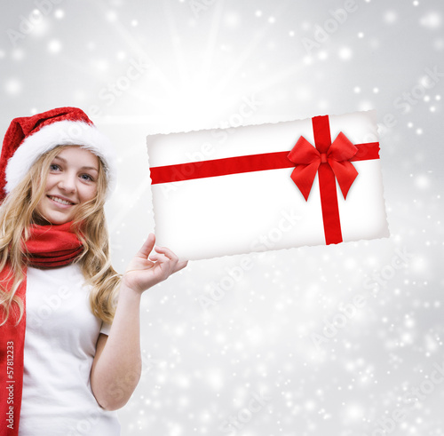 Mädchen mit Geschenkgutschein