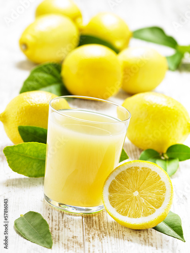 Glas Zitronensaft