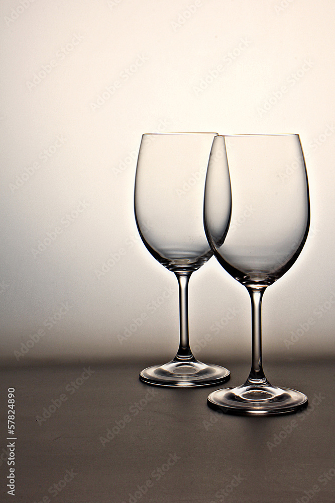 Bodegón de dos copas de vino vacías. Concepto de brindis, pareja.