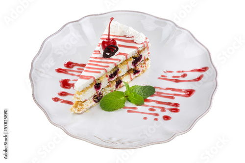 Тарелка со сладким десертом на белом фоне