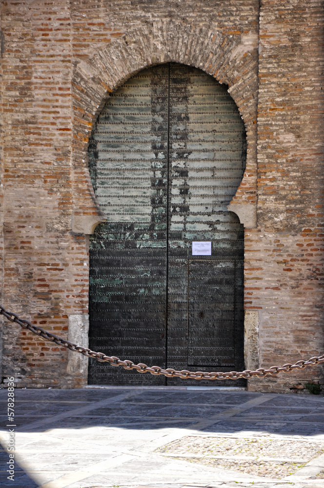 Puerta con arco de herradura, catedral de Sevilla, Andalucía Stock Photo |  Adobe Stock