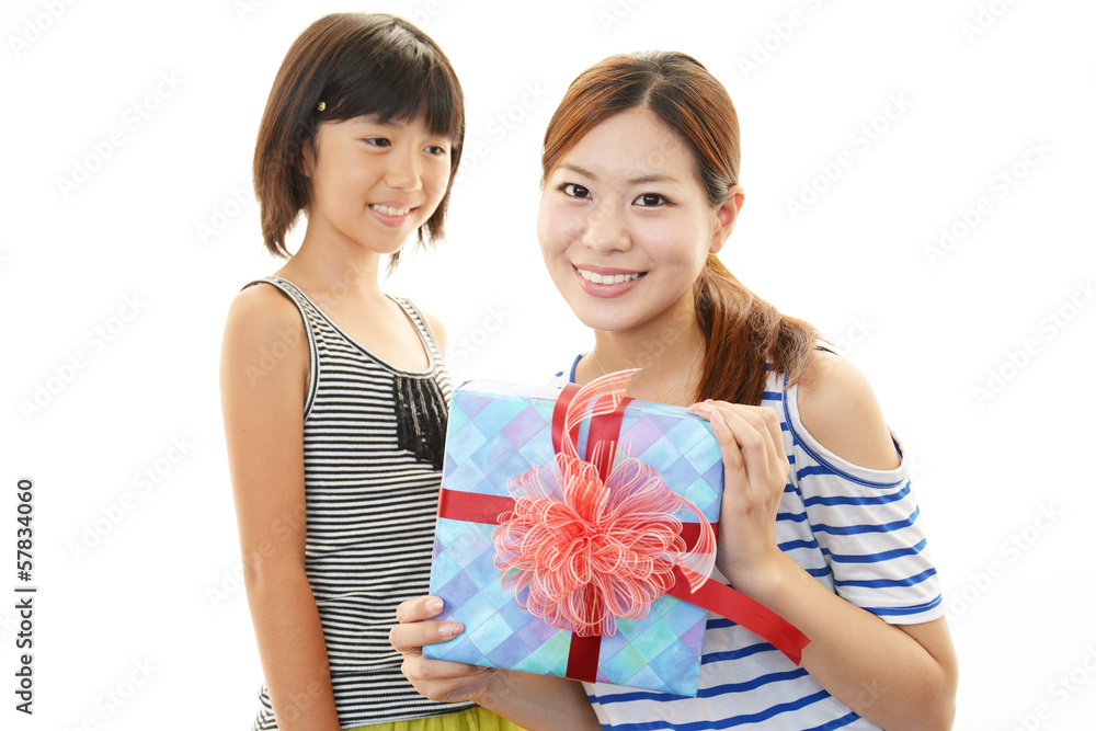プレゼントみて喜ぶ女の子と母親 プレゼントみて喜ぶ女の子と母親