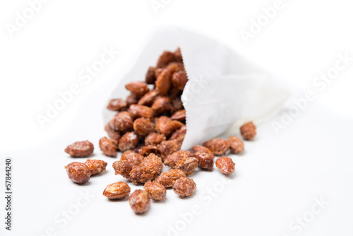 Eine Tüte frisch gebrannte Mandeln