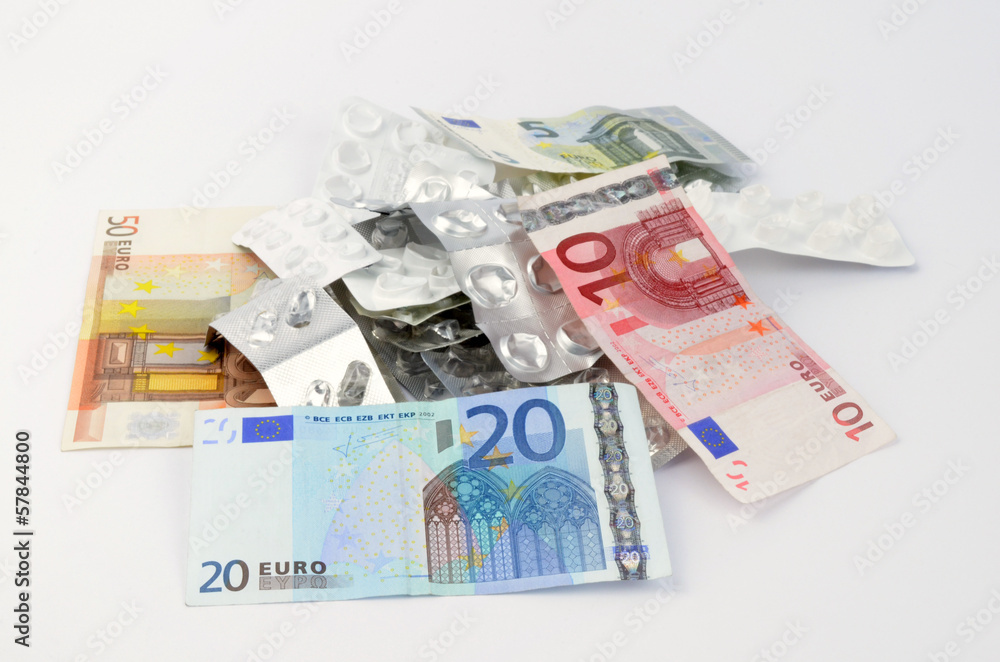 Obraz premium leere Tablettenblister und Geld auf einem Haufen
