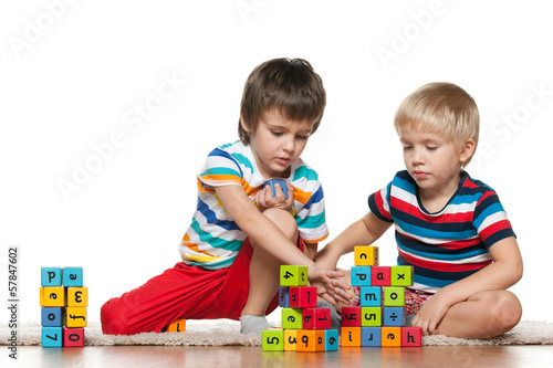 Tablou pe pânză Two boys with blocks