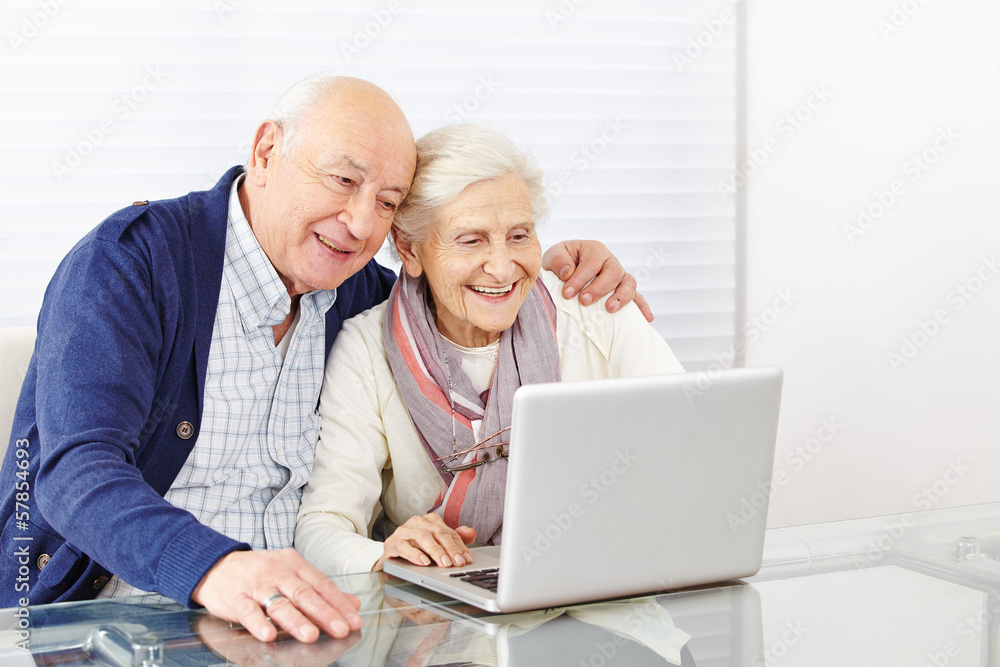 Senioren beim Online Shooping am Computer