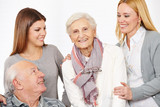 Drei Generationen mit Senioren und Frauen
