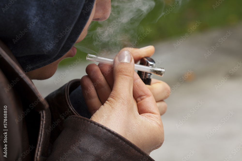 Obraz premium Smoking marijuana from a pipe