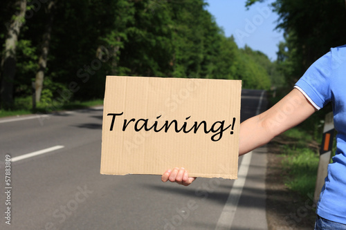 Tramper mit Schild Training