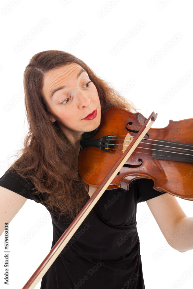 Die schöne junge Frau spielt auf einer Geige