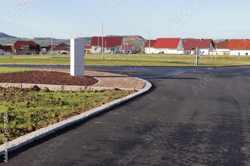 Neu gebautes Wohngebiet mit freien Baugrundstücken photo