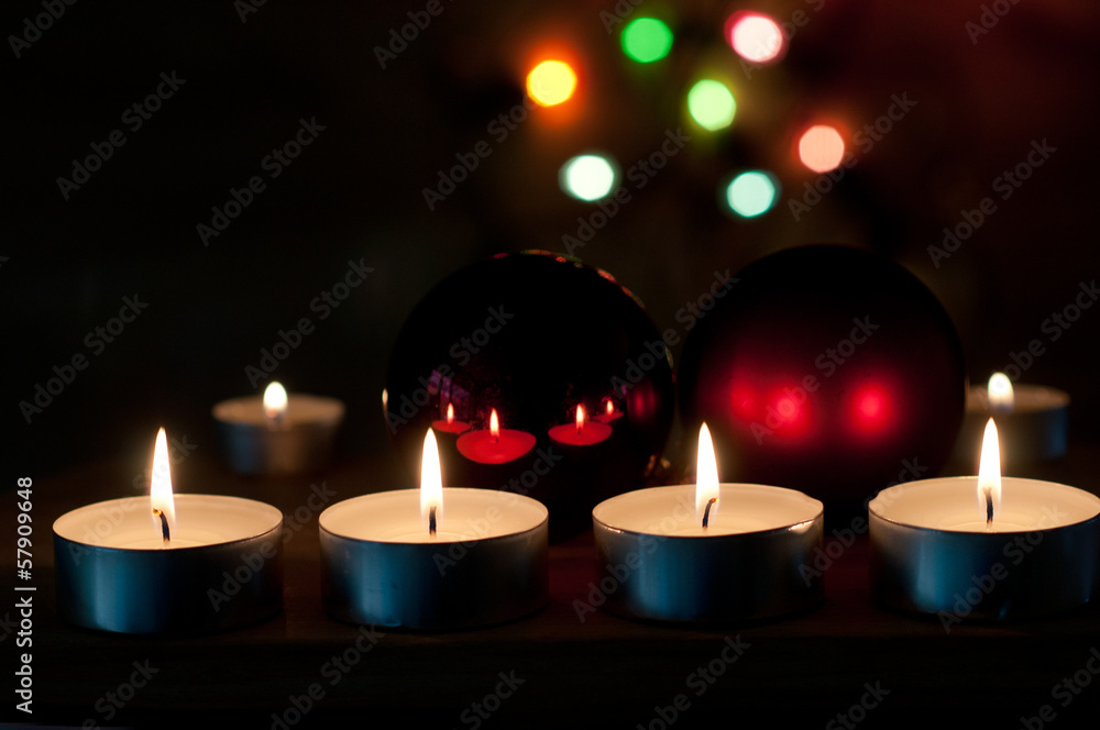 Teelichter und Chrsitbaumkugeln mit Bokeh Teelichter und Chrsitbaumkugeln mit Bokeh