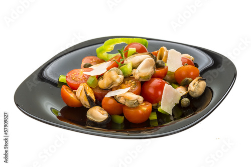 Salad with mussels and tomato