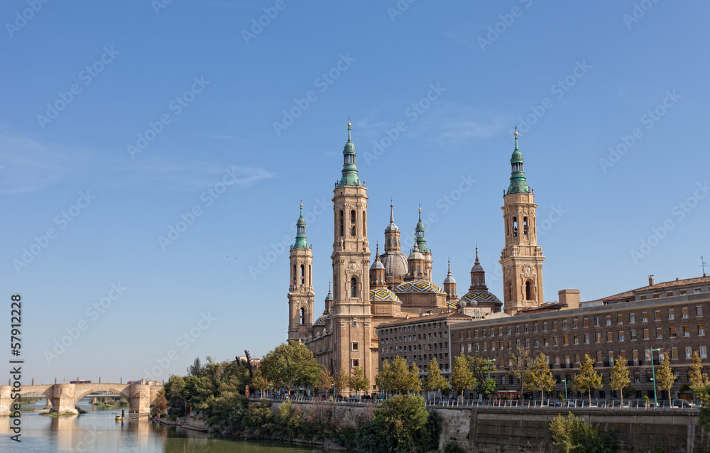Fototapeta premium Basilica Del Pilar in Zaragoza , Spain