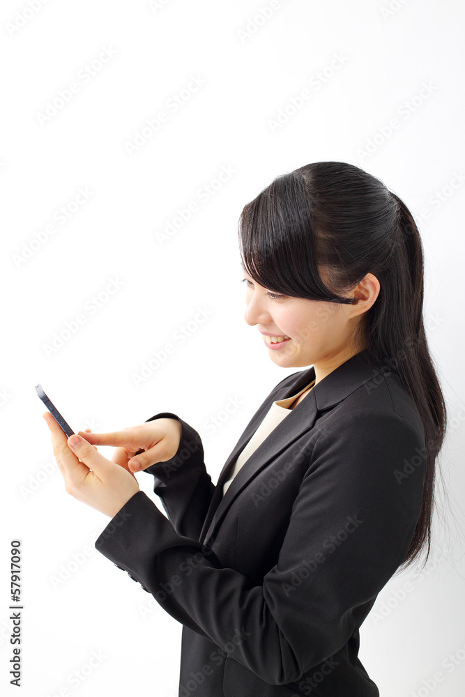 スマートフォンを使うビジネスウーマン スマートフォンを使うビジネスウーマン