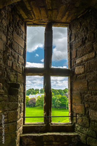 Fototapeta Stare okno z widokiem na ogród