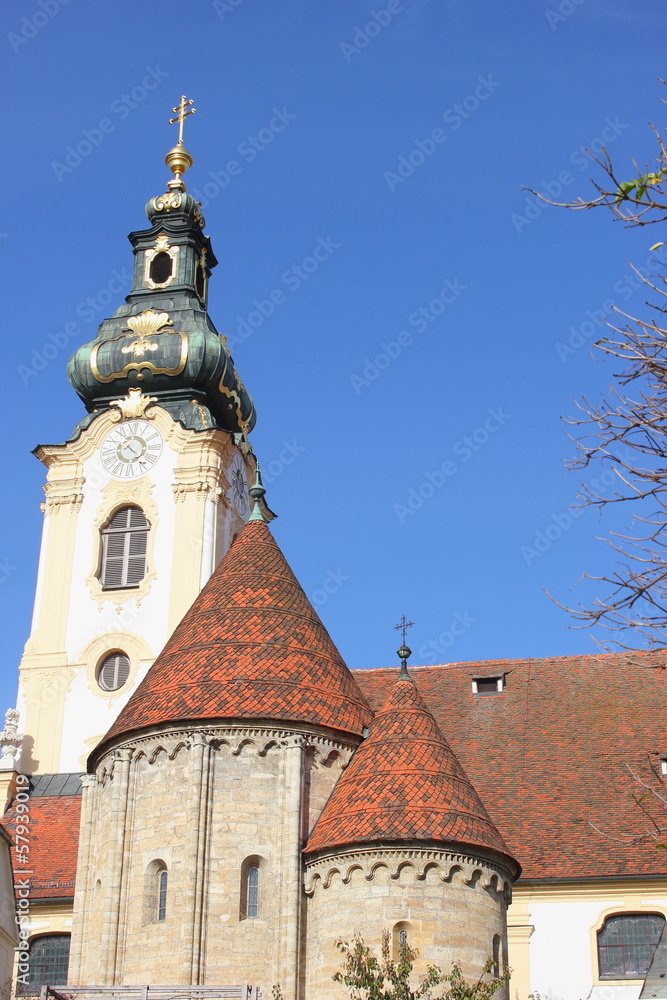 Karner vor der Stadtpfarrkirche von Hartberg in der Steiermark