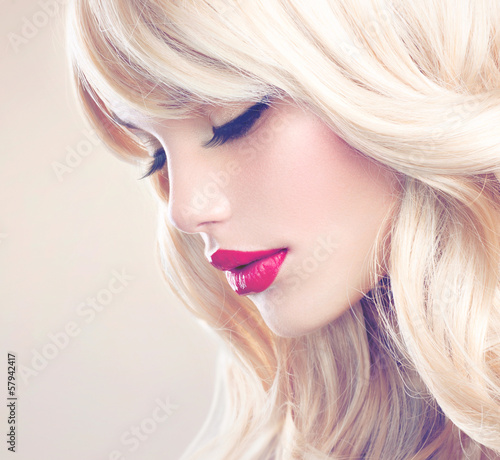 Fényképezés Beautiful Blond Girl with Healthy Long Wavy Hair. White Hair