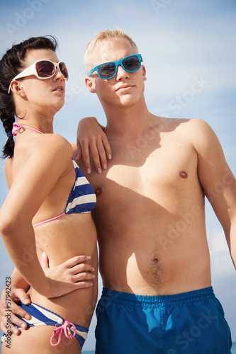 modisches attraktives junges paar mit bademode am strand