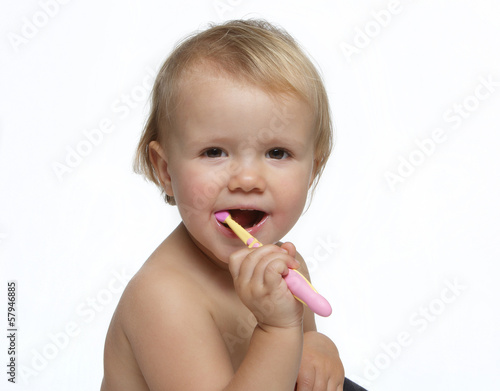 dziecko myjące zęby-nauka