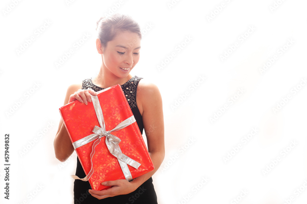 junge Frau mit Geschenk junge Frau mit Geschenk