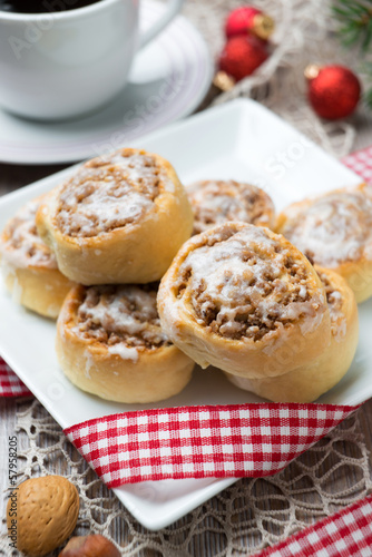 Wallpaper Mural Hefegebäck mit Nüsssen und Zuckerguss Torontodigital.ca