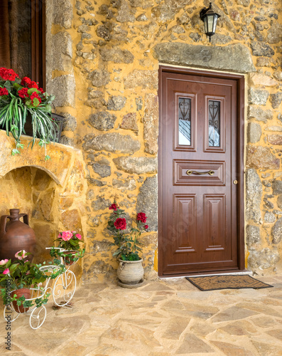Charming entrance of courtyard of old mediterranean village Spil