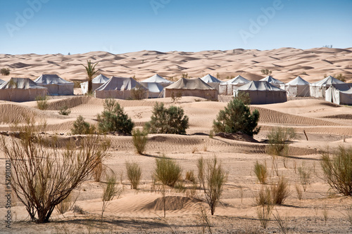 Tentes dans les dunes du Sahara - Tunisie © Delphotostock