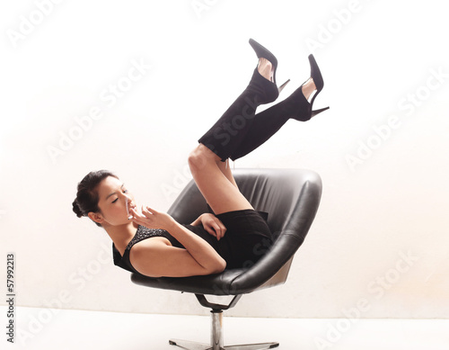 rauchende Frau auf einem Stuhl