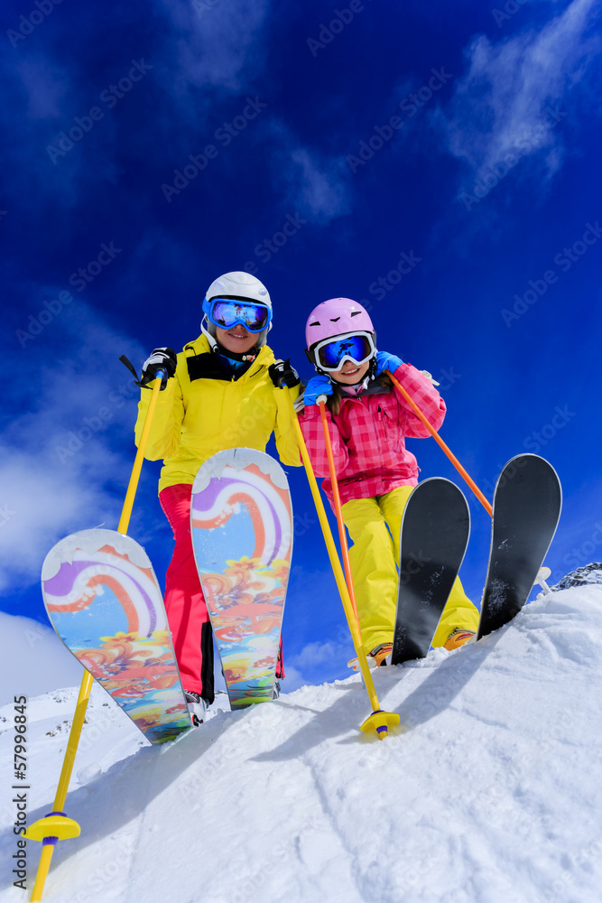 Ski and fun - skiers enjoying ski holiday - obrazy, fototapety, plakaty 