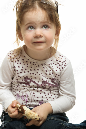 Маленькая девочка на белом фоне