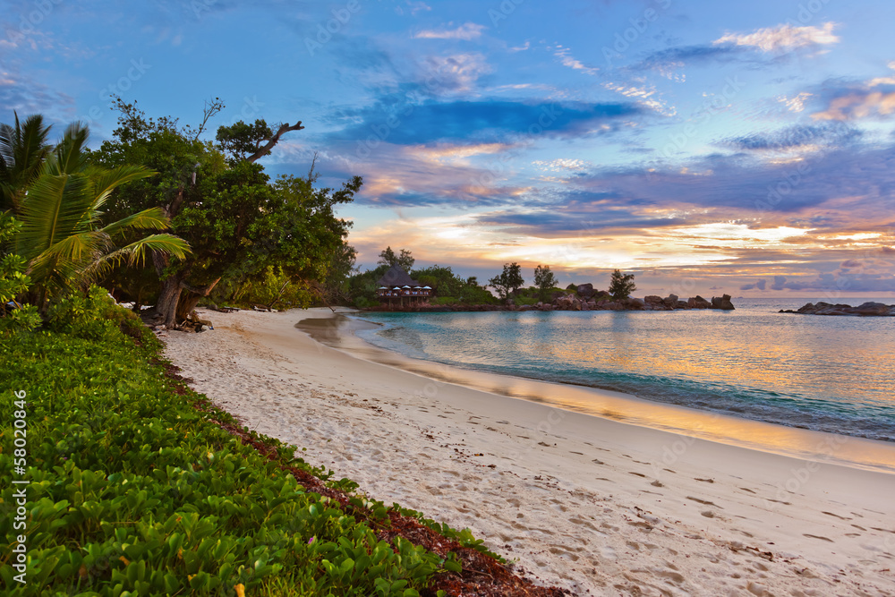 Fototapeta premium Seychelles tropical beach at sunset