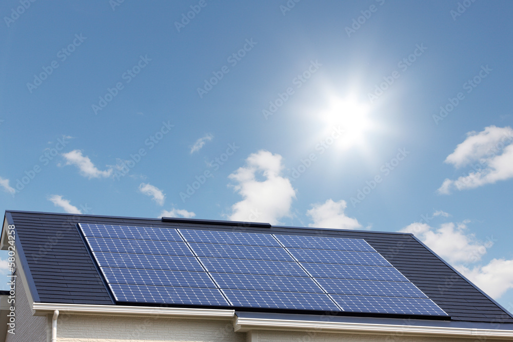Naklejka premium 太陽光発電と青空