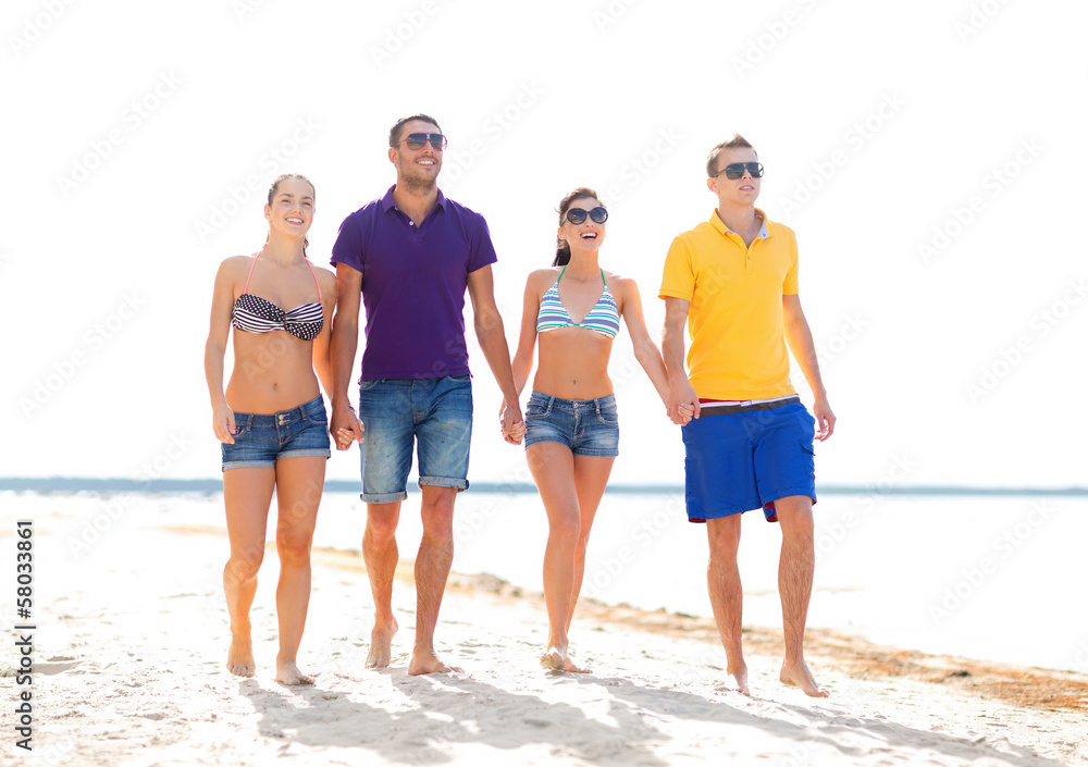 Obraz premium group of friends having fun on the beach