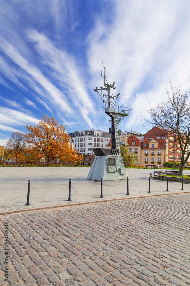 Obraz premium Crows nest statue on the square in Gdansk old town, Poland