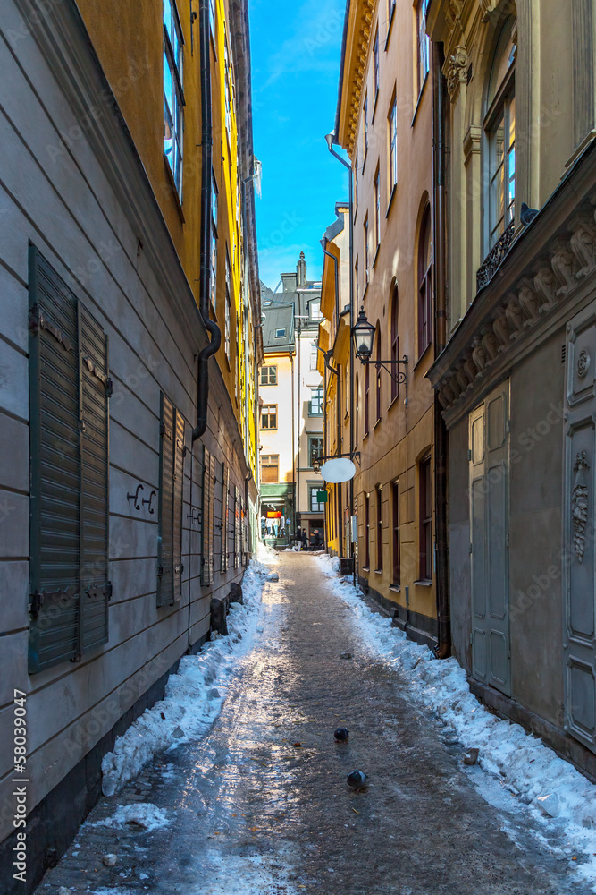 Obraz premium Picturesque narrow street in Old Town in Stockholm, Sweden.