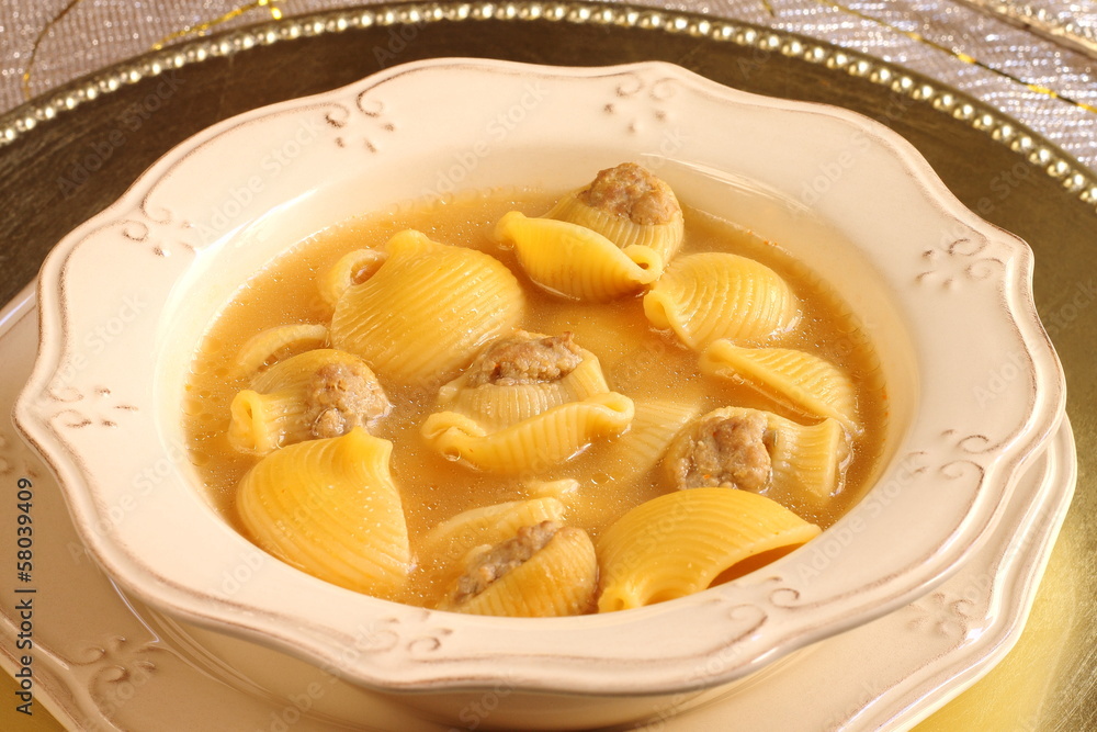 Christmas soup. Sopa navideña de galets Christmas soup. Sopa navideña de galets