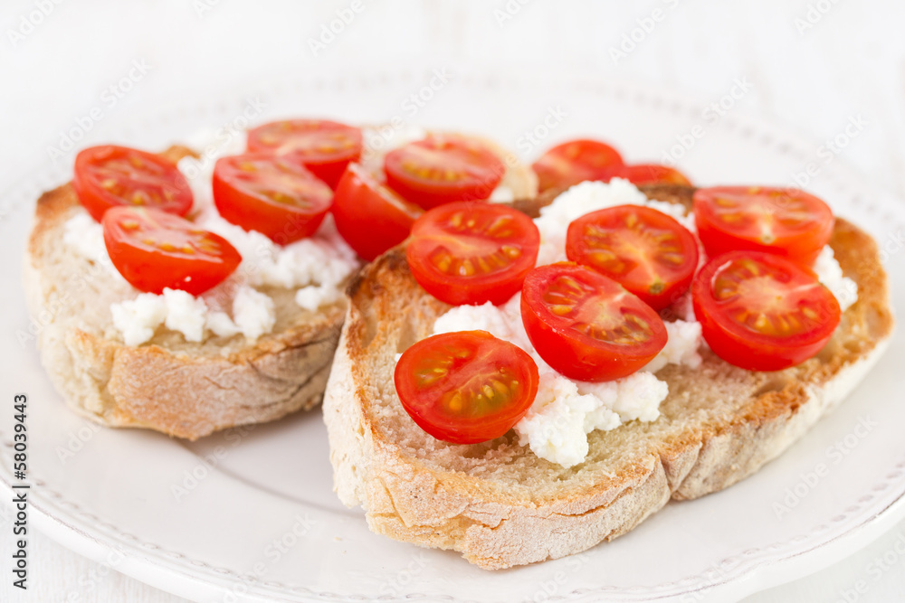 bread with cottage cheese and tomato