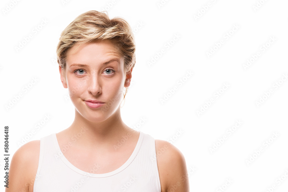 junge frau zieht ihre augenbraue hoch junge frau zieht ihre augenbraue hoch