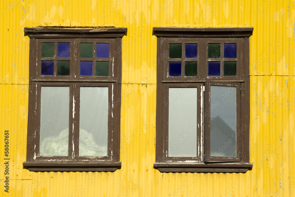 Obraz premium Yellow building and windows