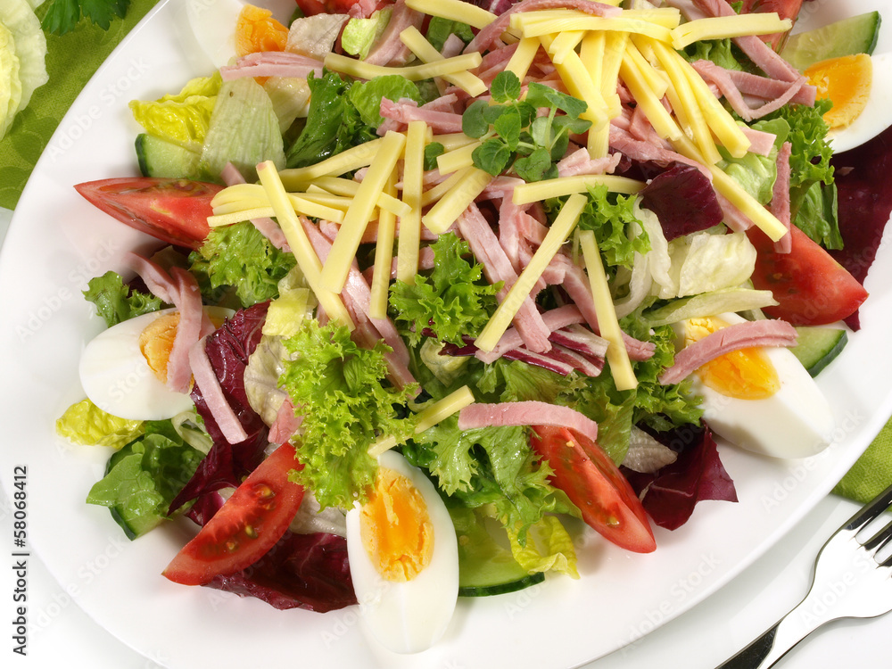 Salat mit Schinken und Käse