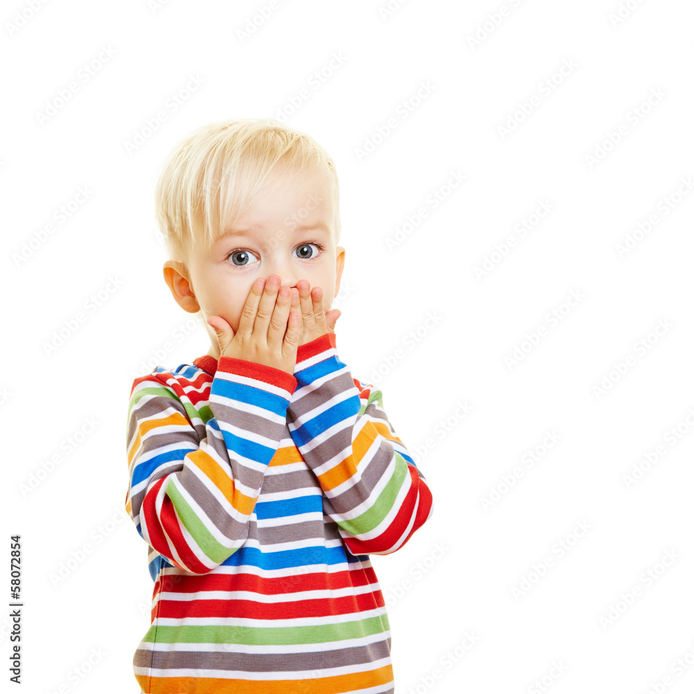 Kind hält sich den Mund zu Kind hält sich den Mund zu