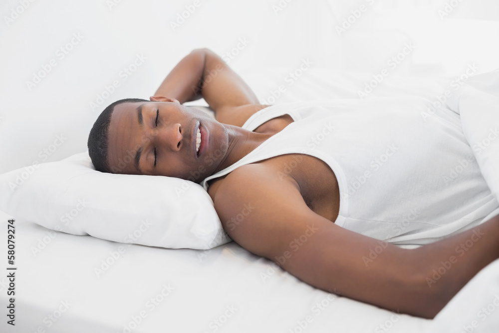 Obraz premium Afro man sleeping in bed