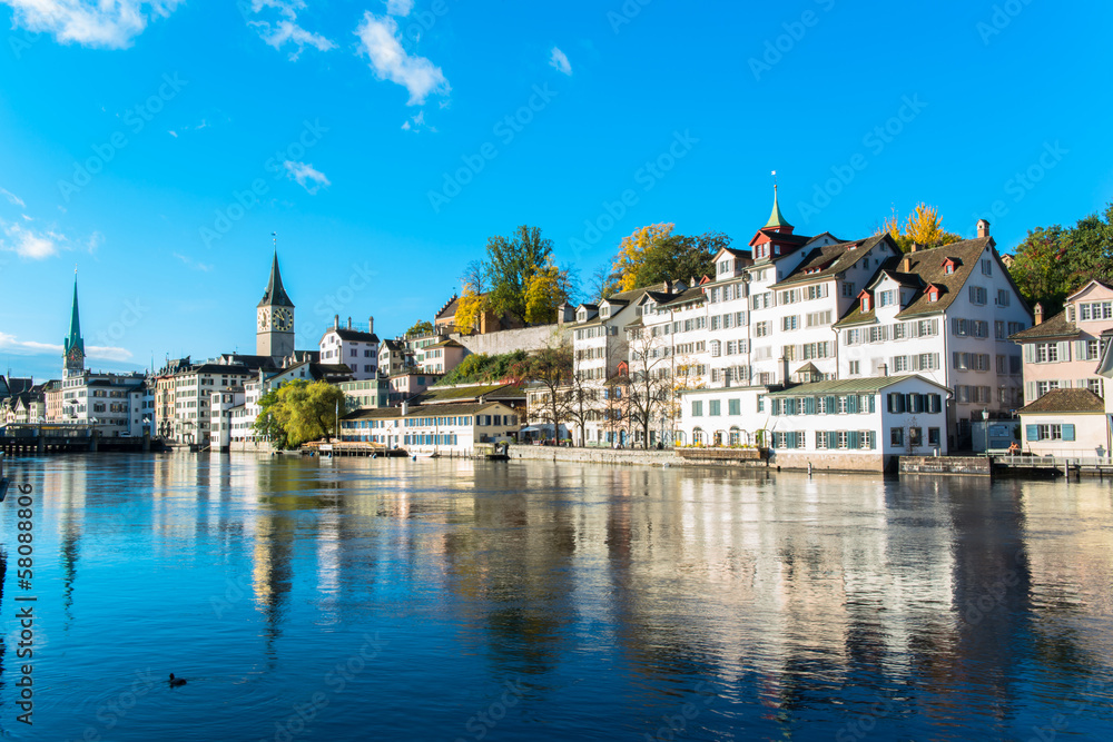 Fototapeta premium Limmat river and famous Zurich churches