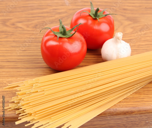 Spaghetti garlic and tomatoes on board.