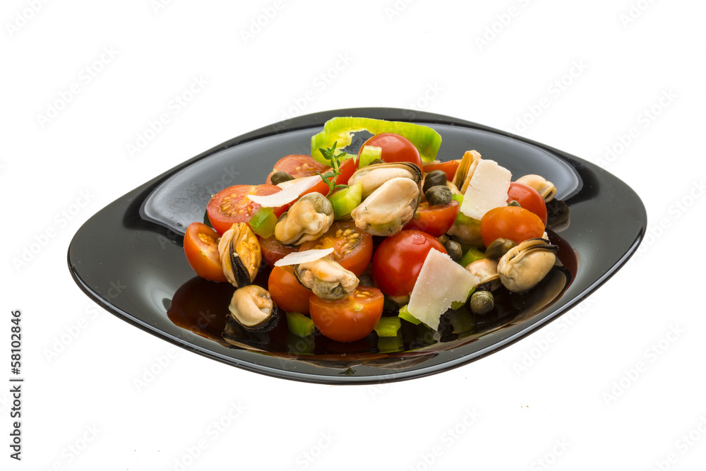 Salad with mussels and tomato