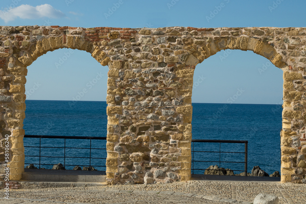 Archi sul mare