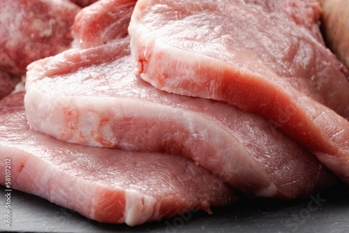 tagliere di carne di maiale cruda mista photo