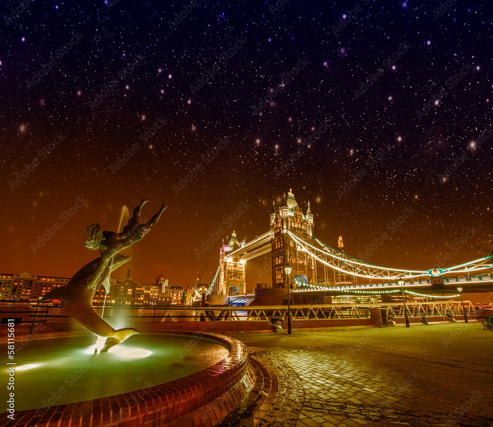 Obraz premium Tower Bridge and St Katharine Docks Girl with a dolpin fountain