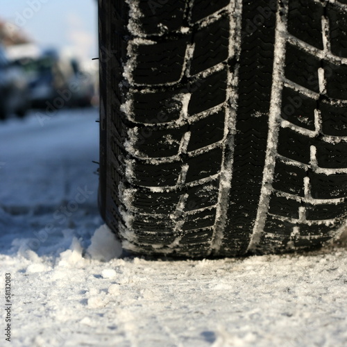 Reifen im Schnee © Fontanis